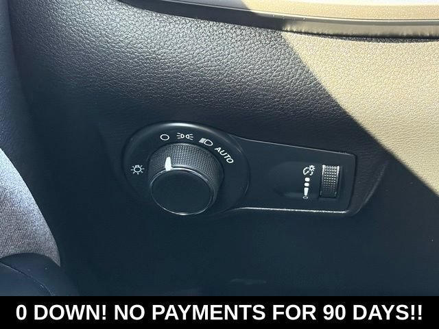 Used 2023 Diamond Black Cry Jeep Sport image 19