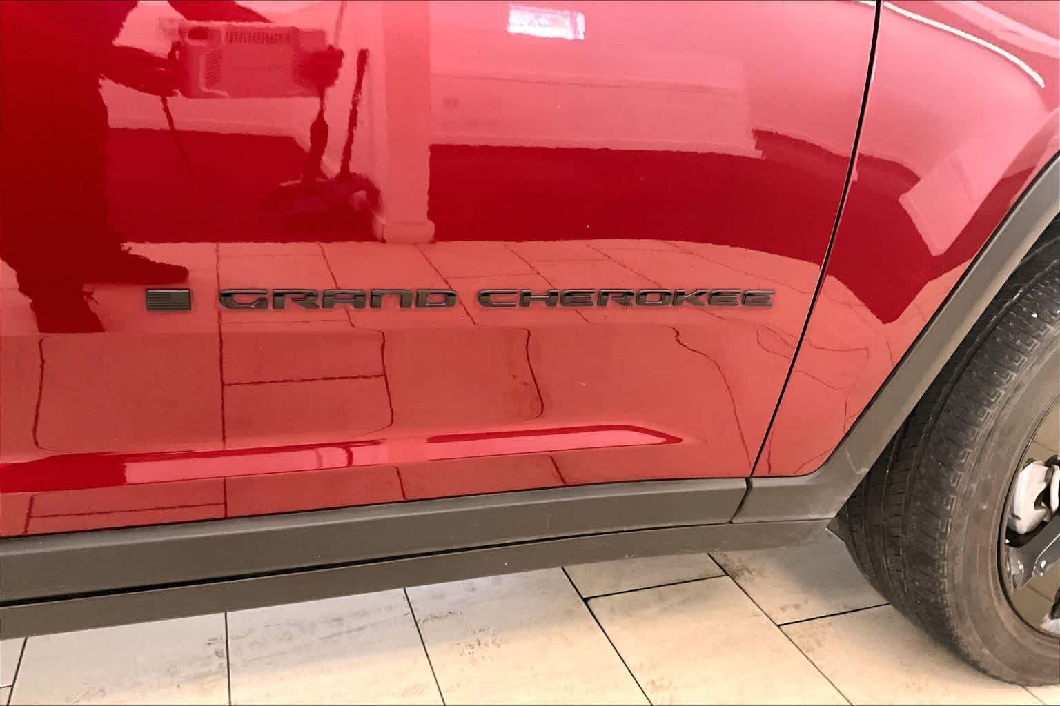 Used 2023 Velvet Red Pearlcoat Jeep Altitude image 9
