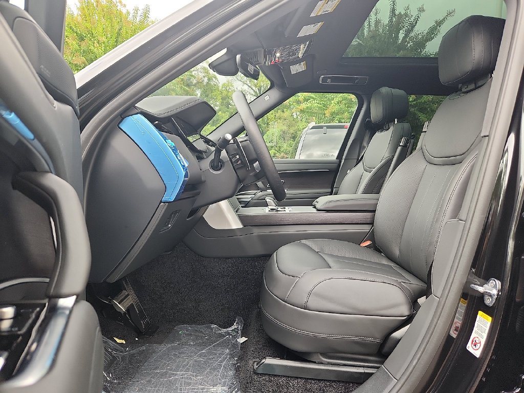 New 2027 Santorini Black Land Rover SE image 6