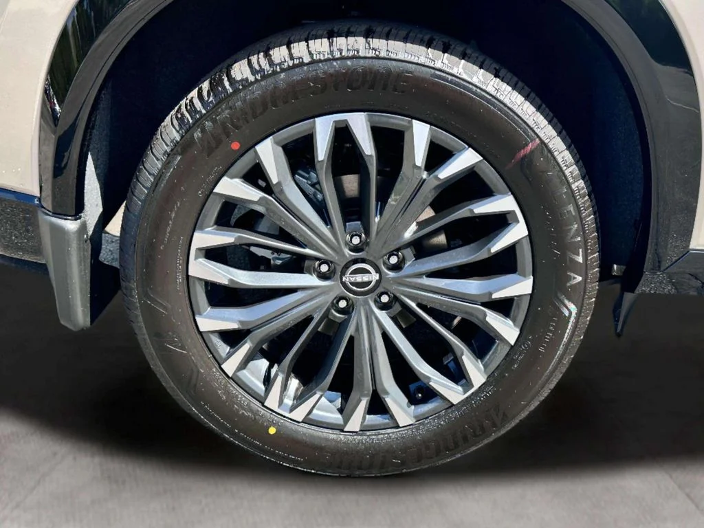 New 2026 Champagne Silver Metallic / Super Black Two-tone Nissan Platinum image 9
