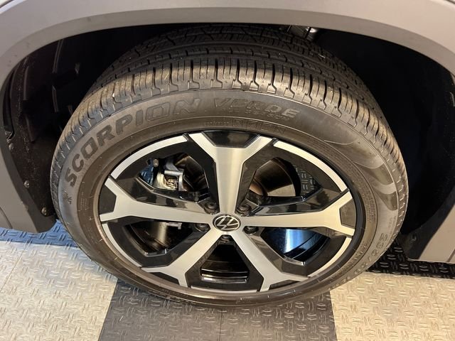 Certified Used 2025 Silver Volkswagen 2.0T SE image 9