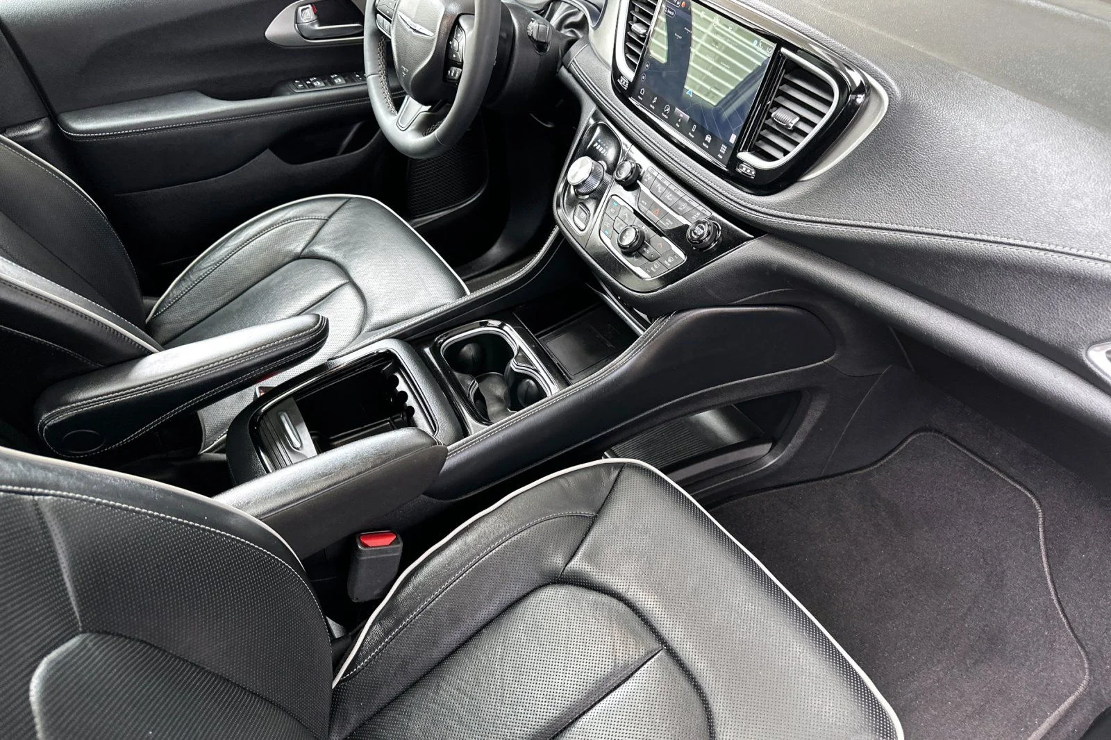 Used 2023 White Chrysler Limited image 18