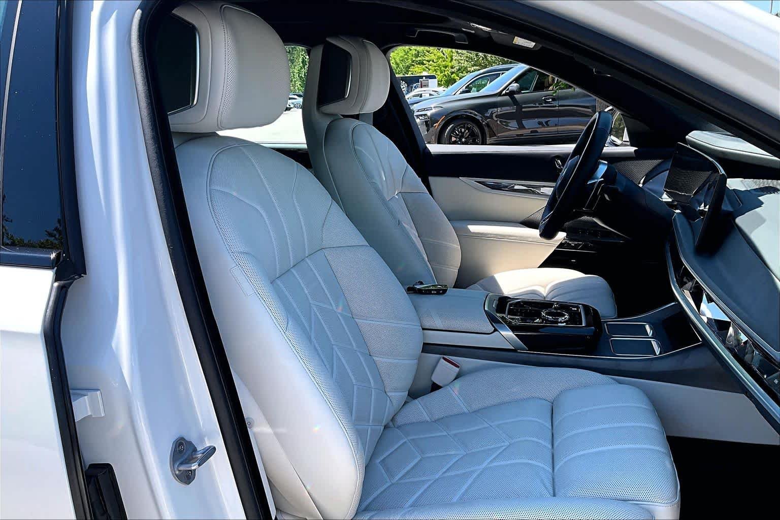 2025 BMW 7 Series 750e - Photo 8