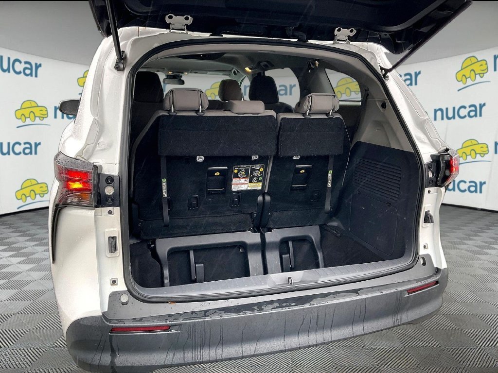Used 2024 Ice Toyota LE image 36