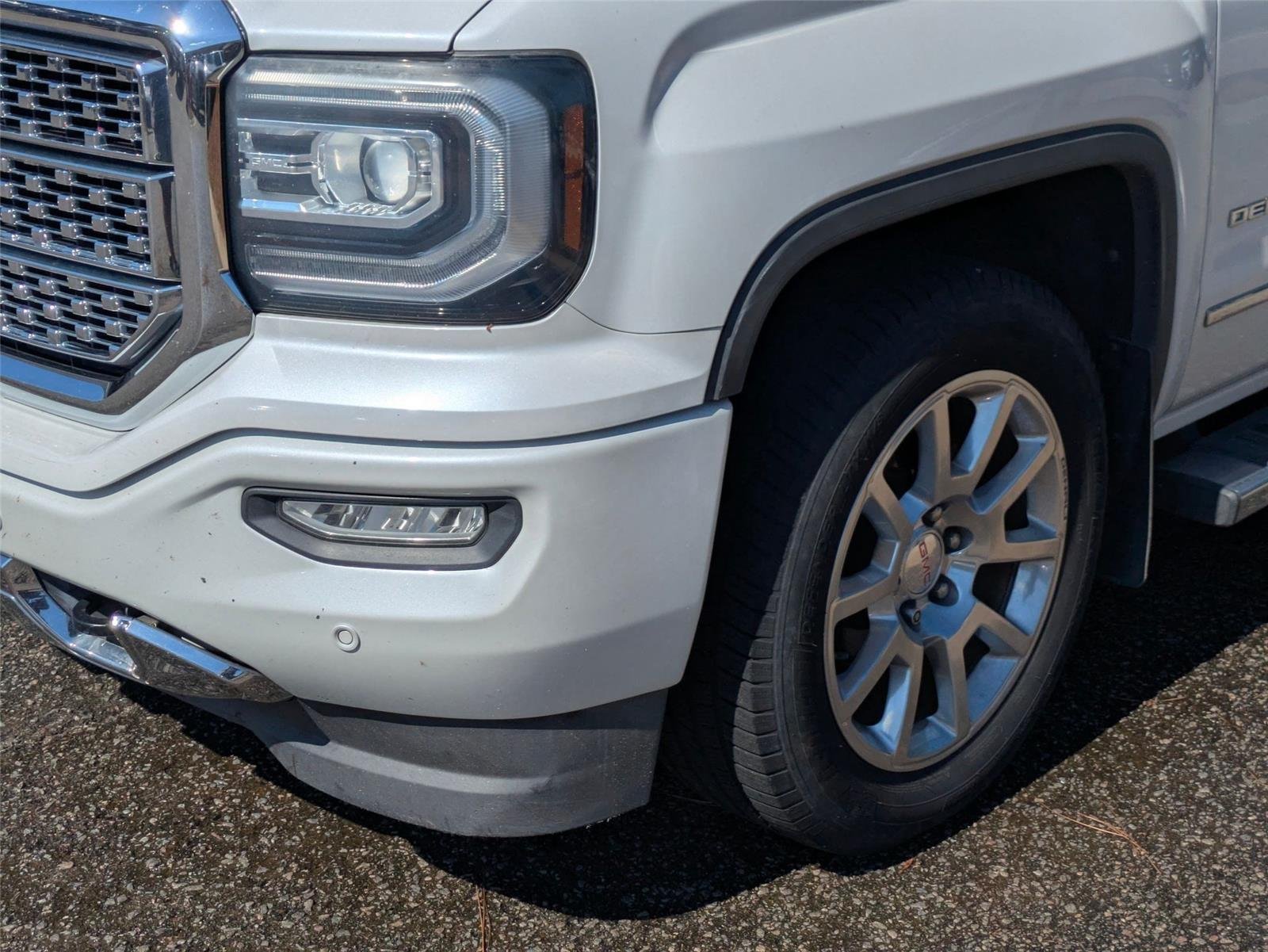 Used 2016 White Frost Tricoat GMC Denali image 9