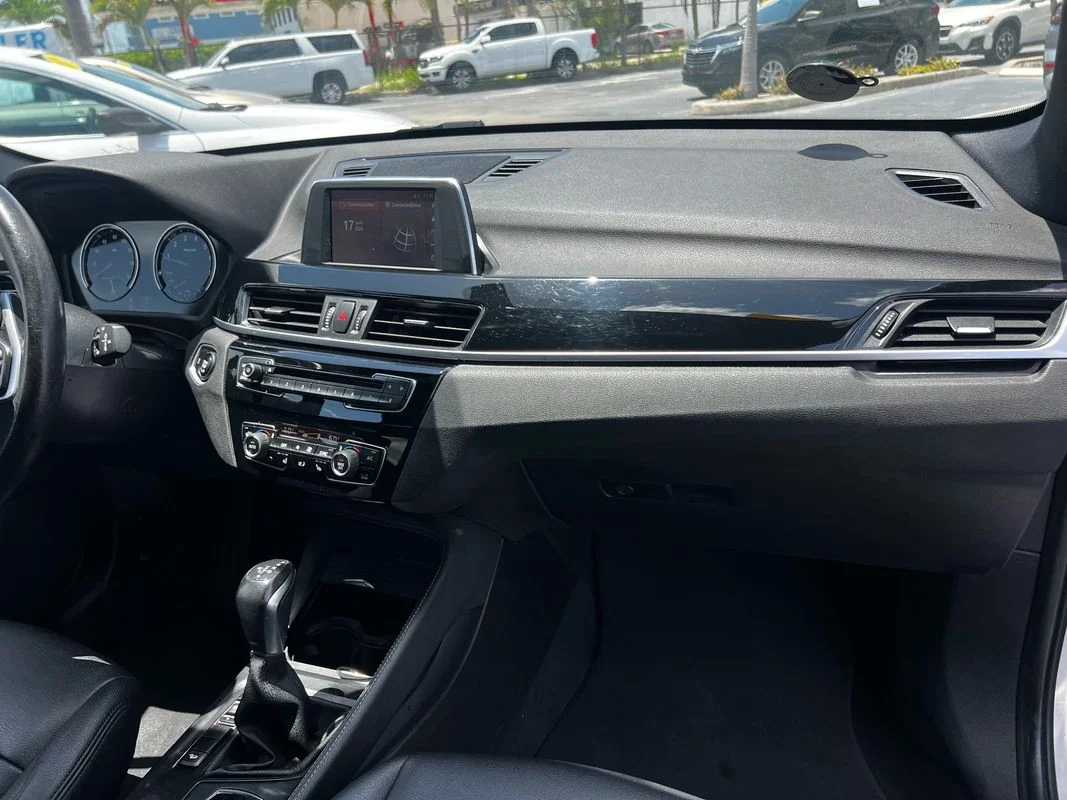 Used 2018  BMW xDrive28i image 26