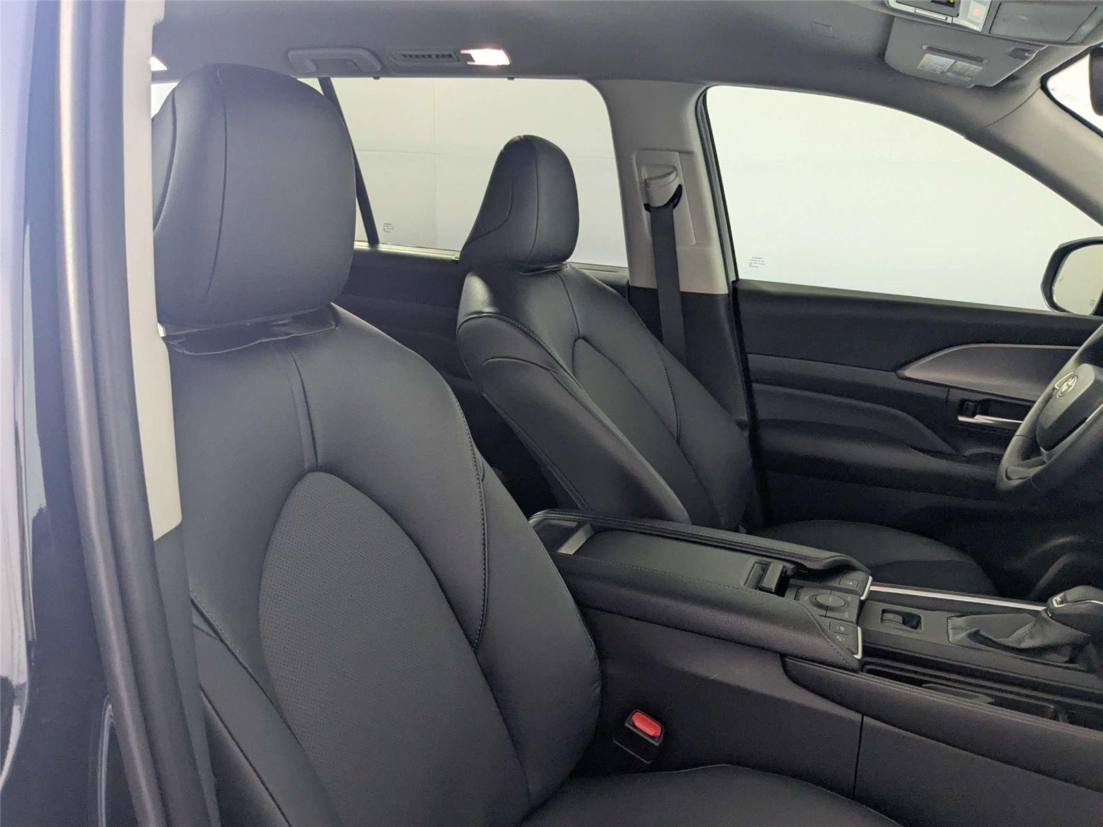 Used 2025 Midnight Black Metallic Toyota XLE image 33