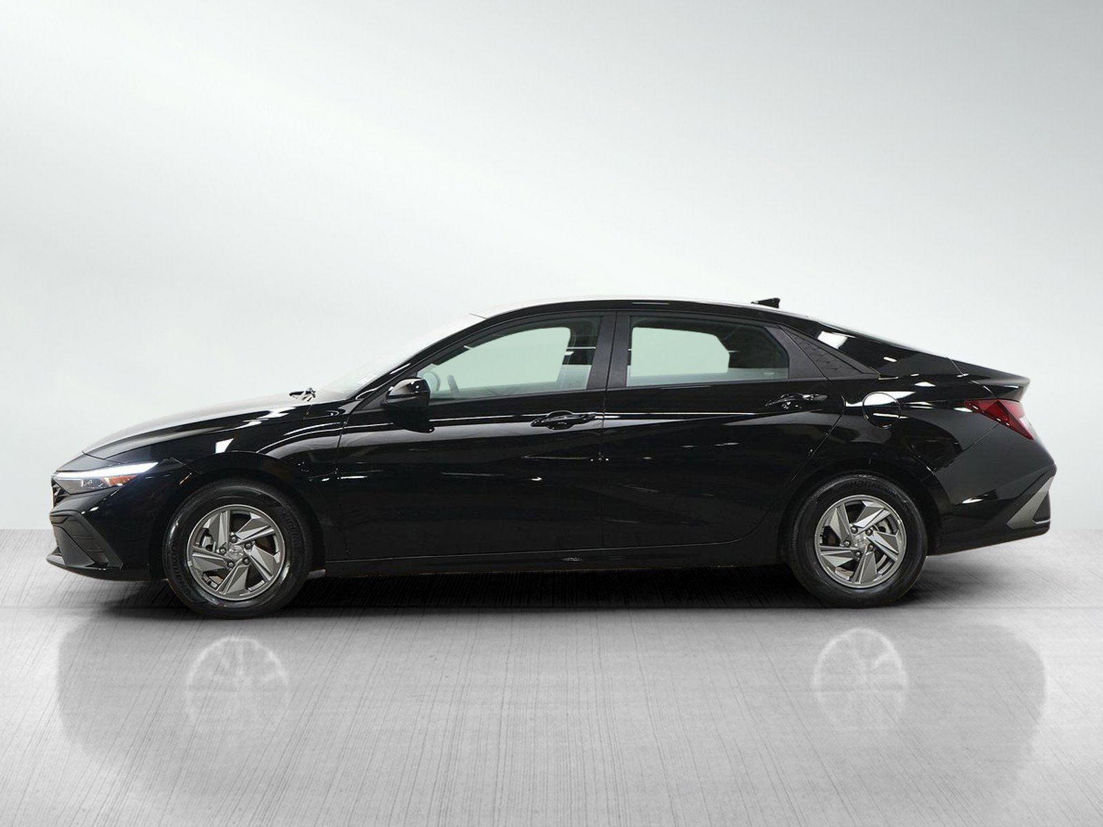 Certified 2025 Hyundai Elantra SE with VIN KMHLL4DG9SU046274 for sale in Minneapolis, Minnesota