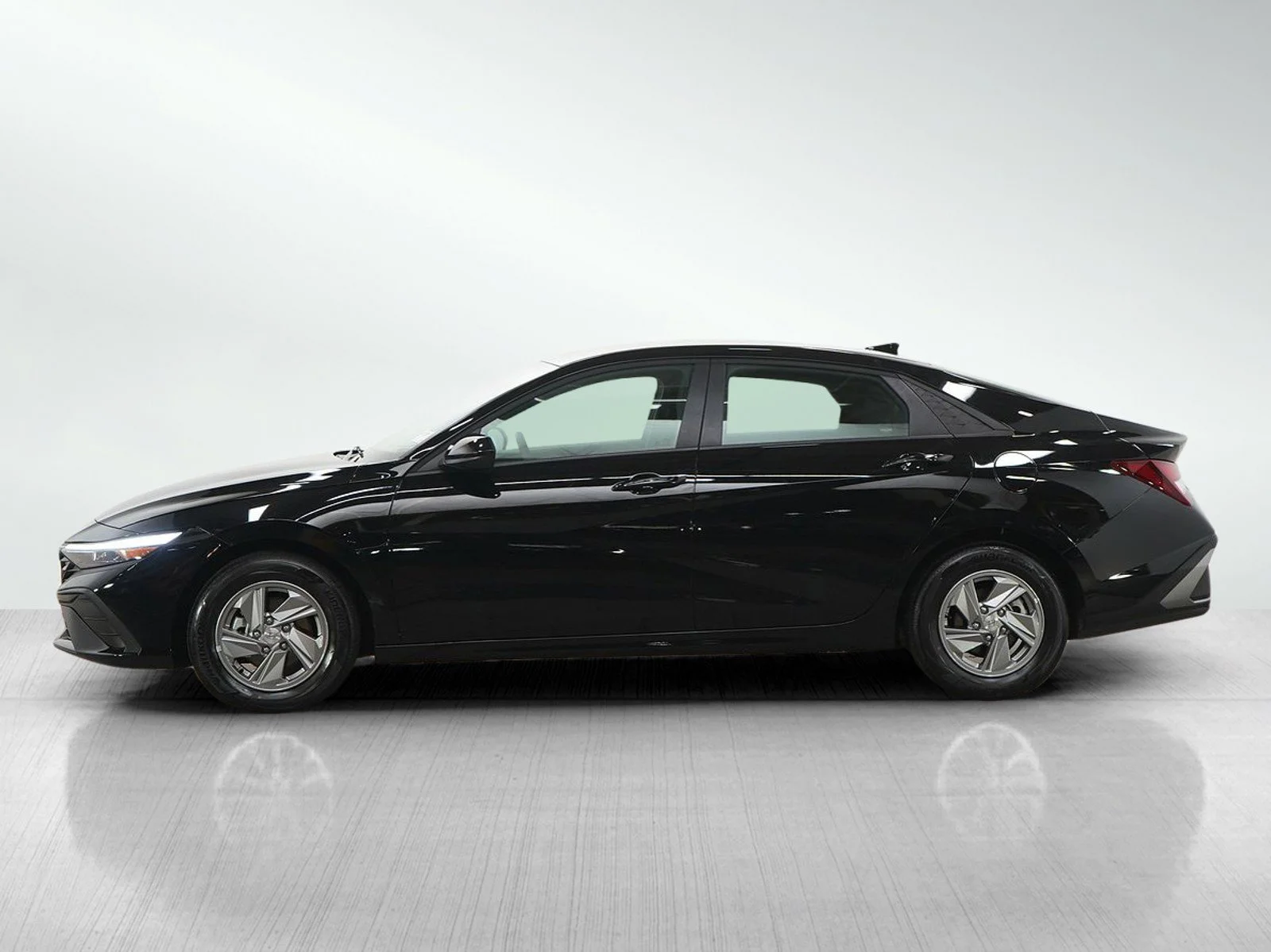 Certified 2025 Hyundai Elantra SE with VIN KMHLL4DG9SU046274 for sale in Minneapolis, Minnesota