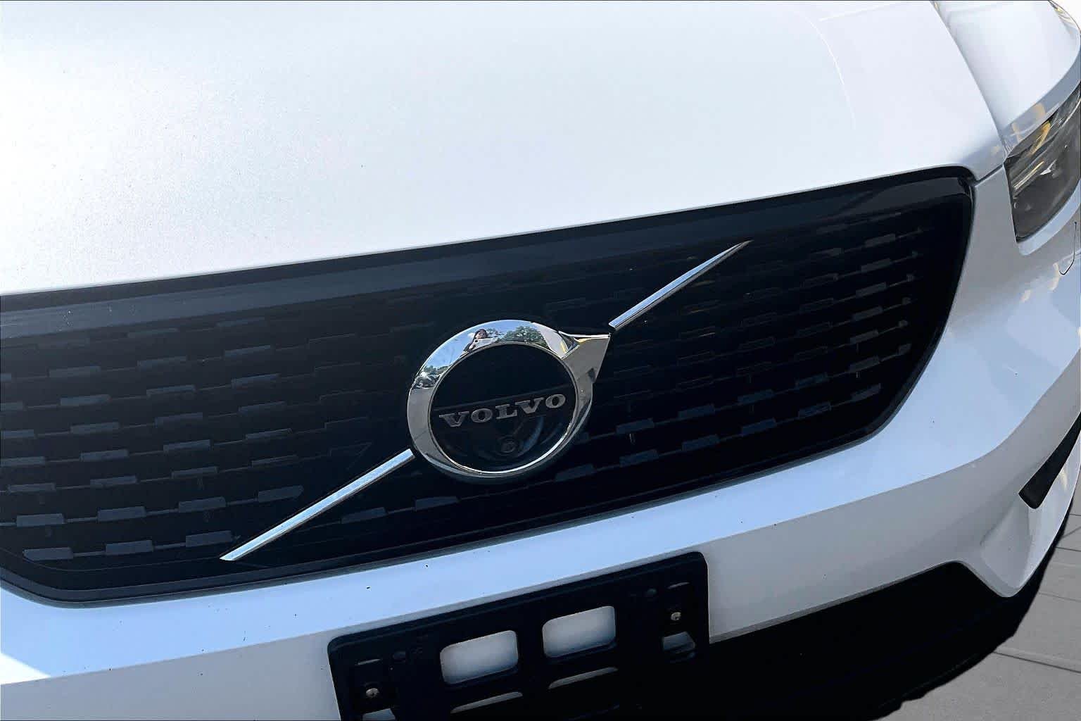 Used 2022 Crystal White Metallic Volvo R-Design image 30