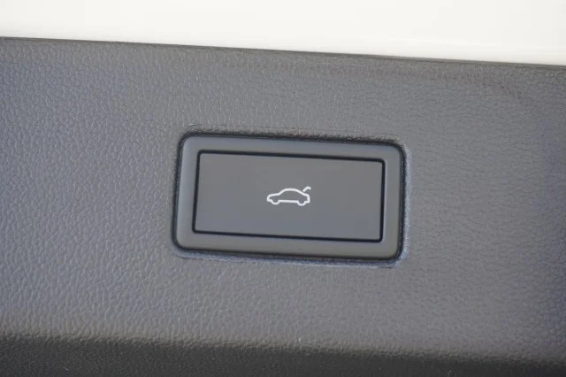 New 2027 Opal White Pearl Volkswagen SE image 10
