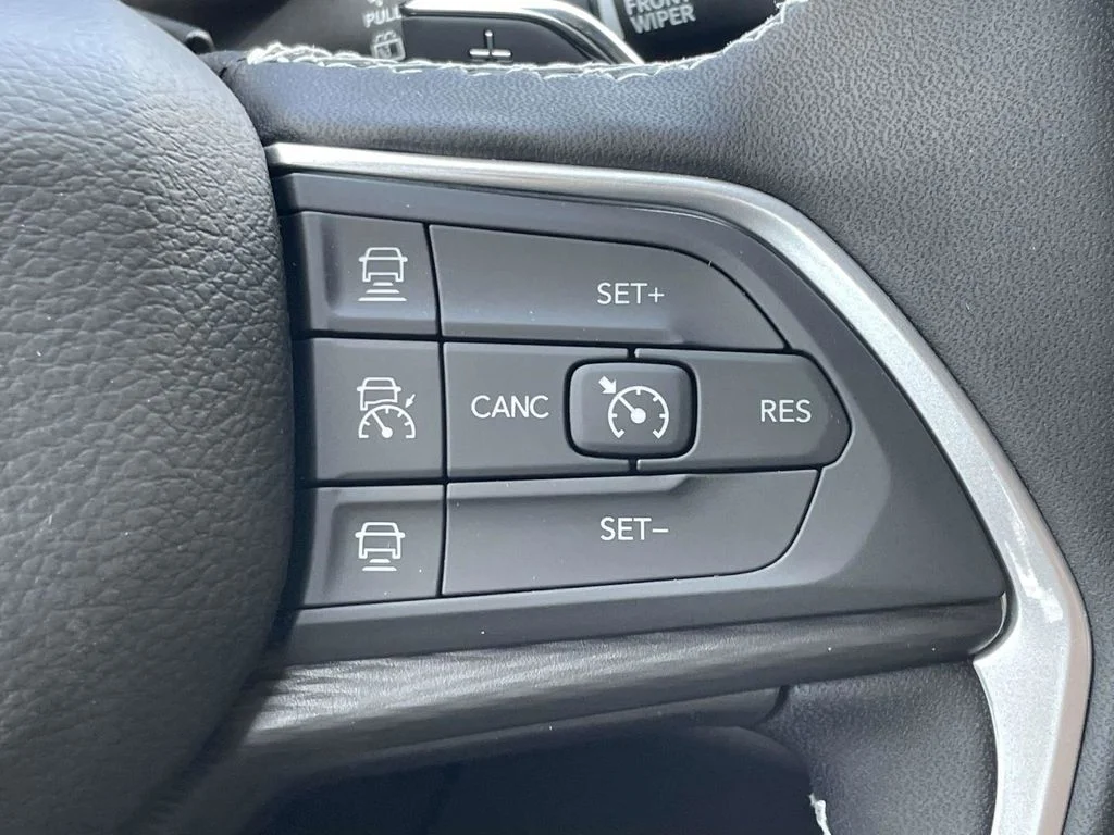 New 2026 Bright White Clear-Coat Exterior Paint Jeep Laredo image 32