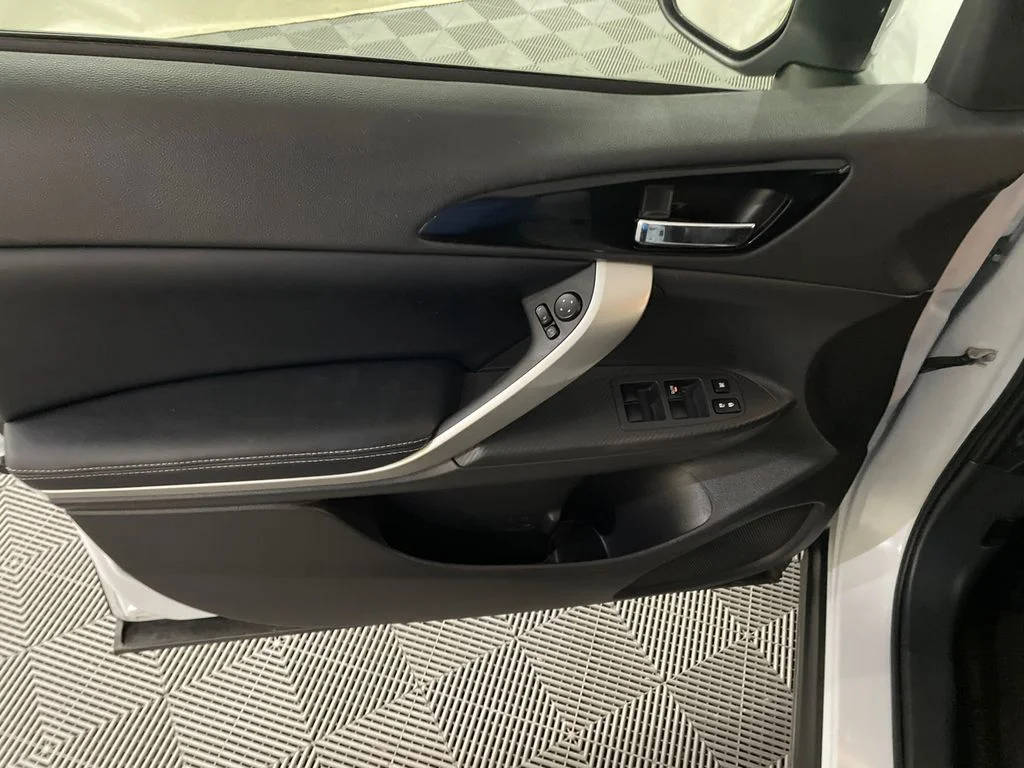 Used 2024 White Diamond Mitsubishi SE image 11