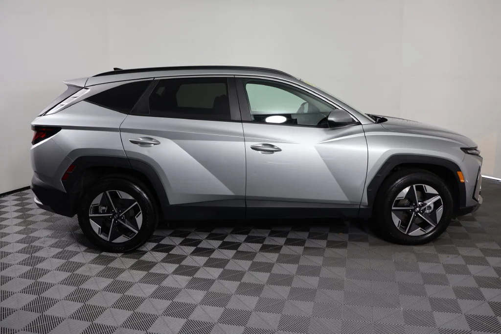 Used 2025 Shimmering Silver Hyundai SEL image 9