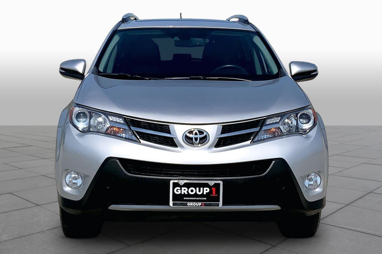 Used 2015 Classic Silver Metallic Toyota Limited image 4