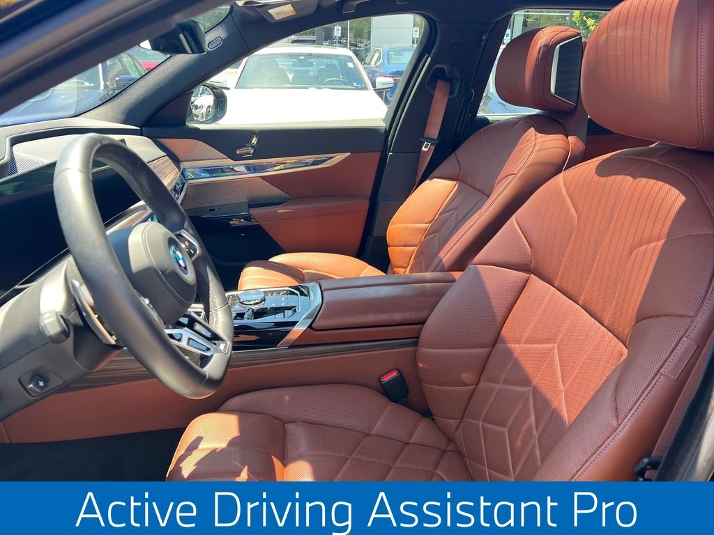 2025 BMW 7 Series 750e - Photo 9