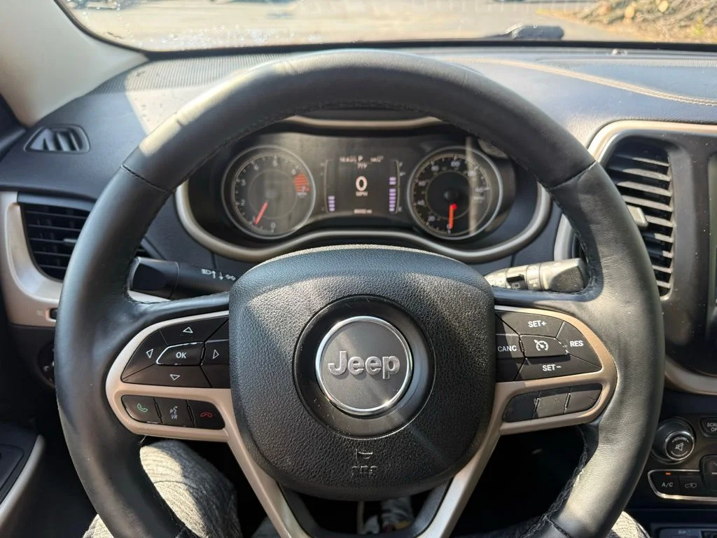 Used 2017 Red Jeep Latitude image 18