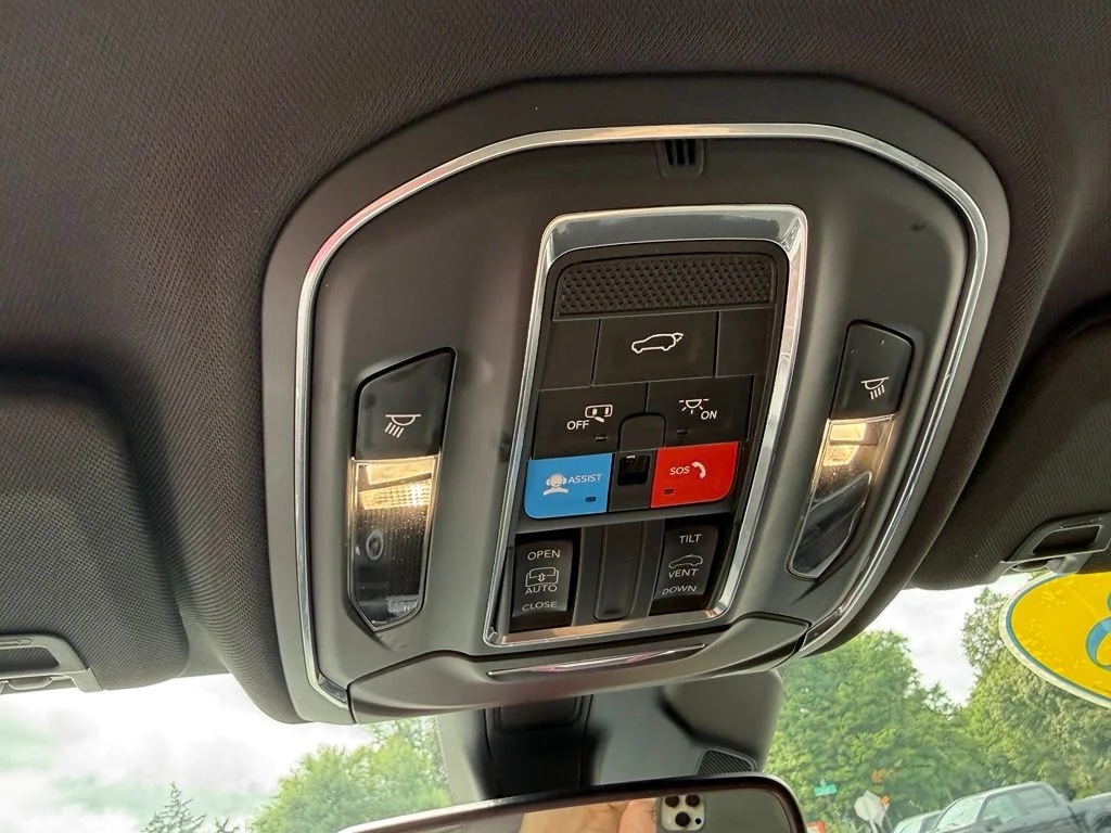 Used 2023 Silver Jeep Altitude image 31