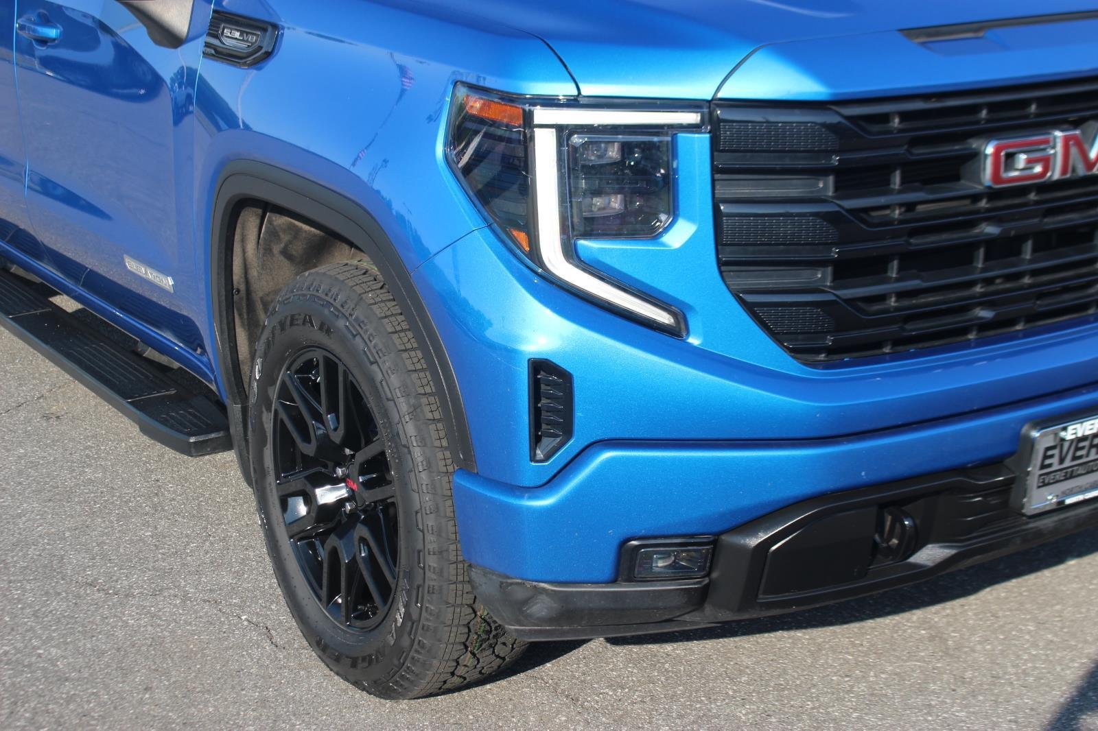 Used 2022 Dynamic Blue Metallic GMC Elevation image 9