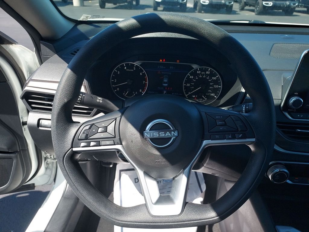 Used 2025 White Nissan 2.5 SV image 17
