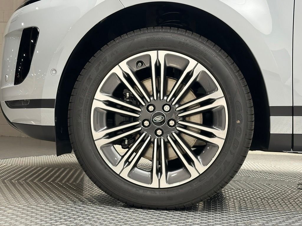 New 2026 Arroios Grey Metallic Land Rover S image 5