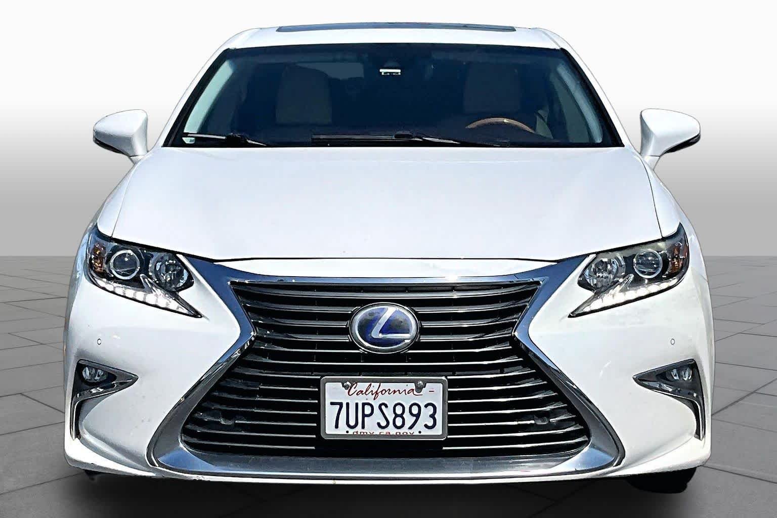 Used 2016 Eminent White Pearl Lexus Hybrid image 3