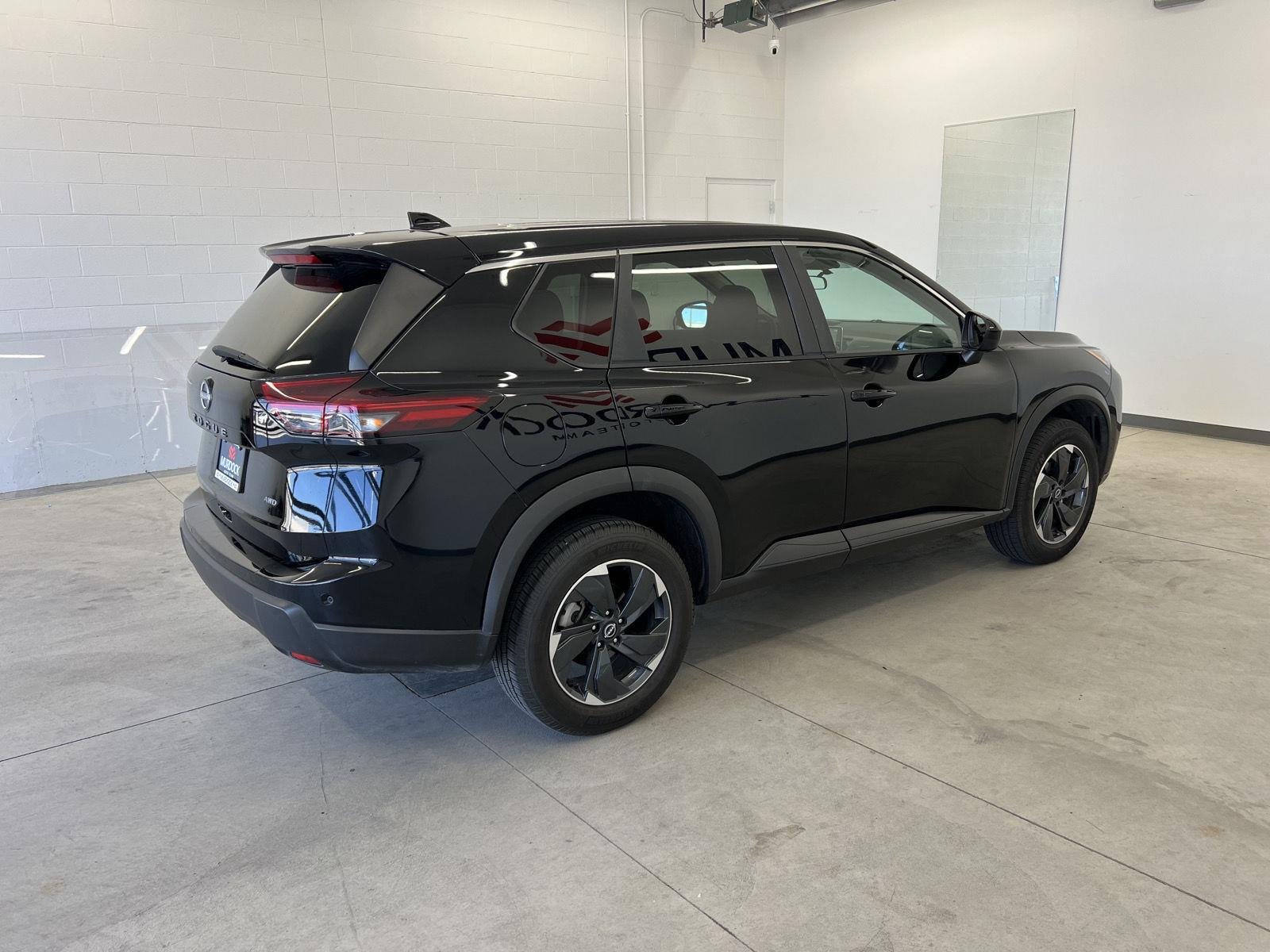 Used 2025 Super Black Nissan SV image 4