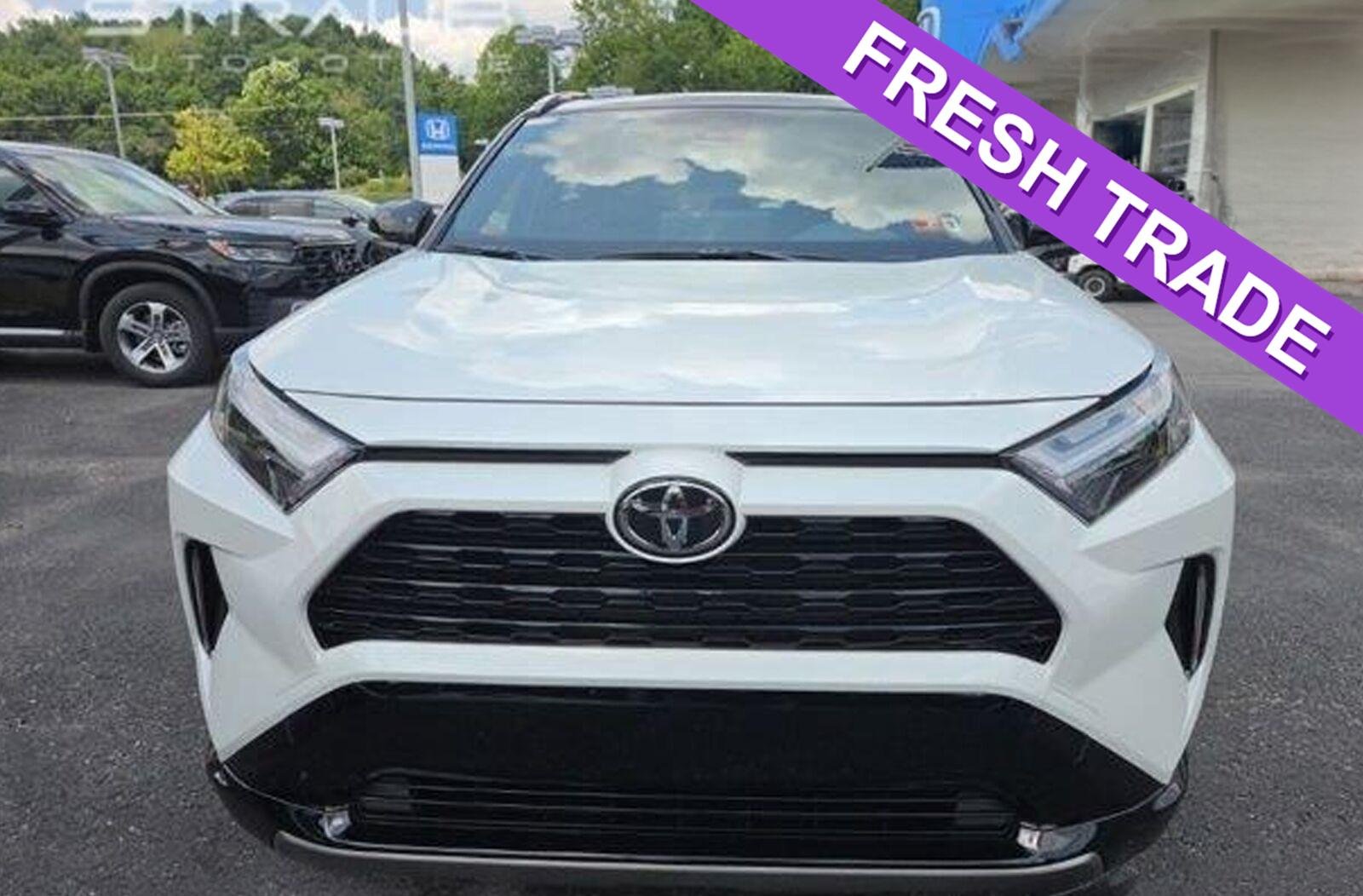 Used 2025 Wind Chill Pearl w/Midnight Black Metallic Roof Toyota XSE image 1