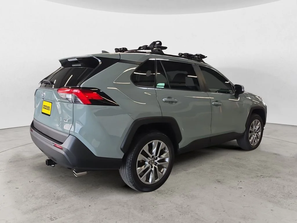 Used 2022 Gray Toyota XLE Premium image 5