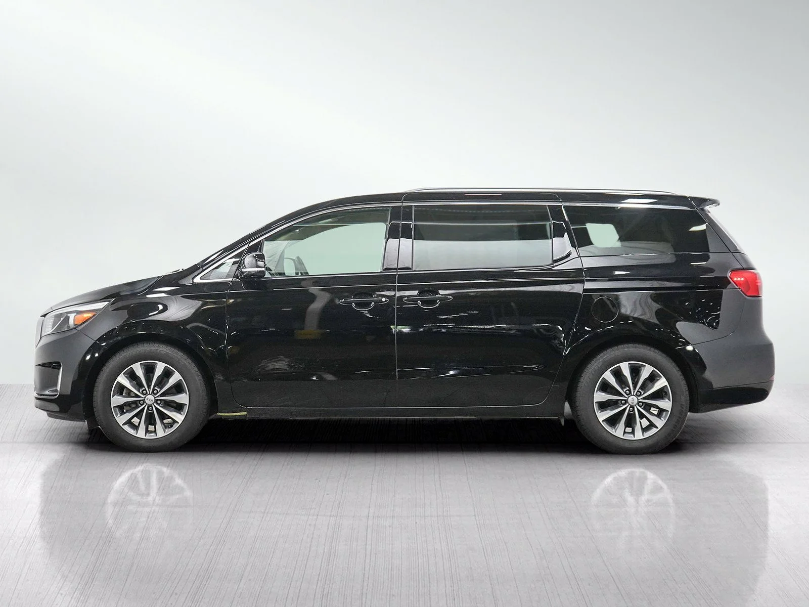 Used 2016 Kia Sedona SX with VIN KNDMC5C1XG6131390 for sale in Burnsville, Minnesota