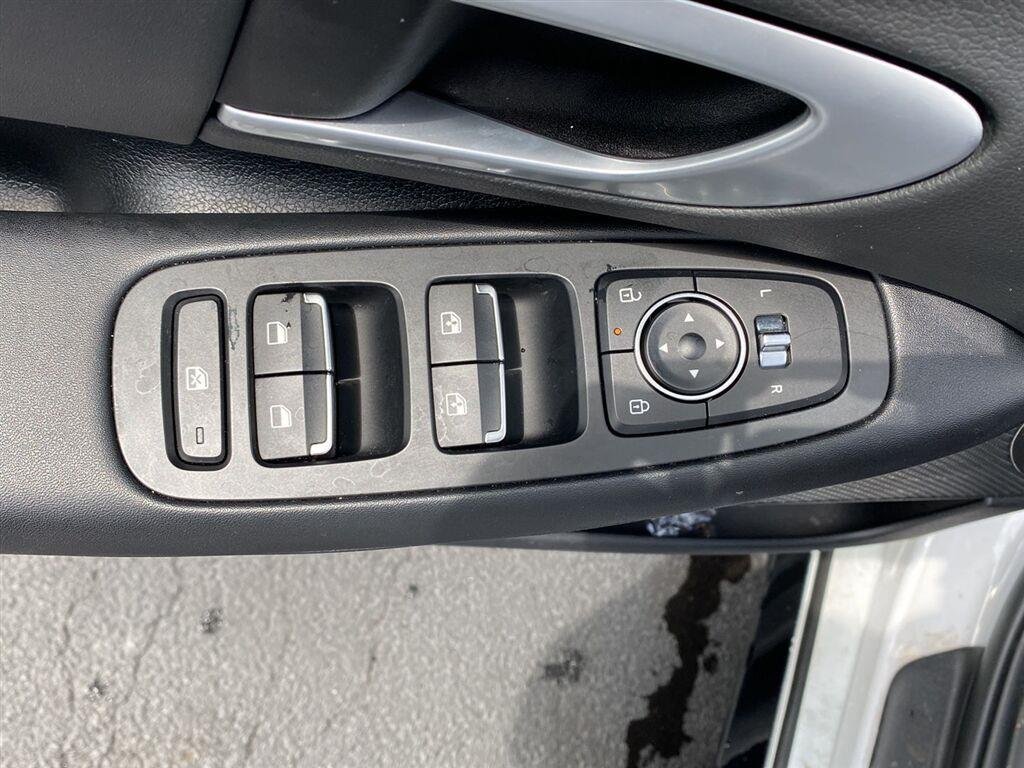 Used 2025  Hyundai  image 13