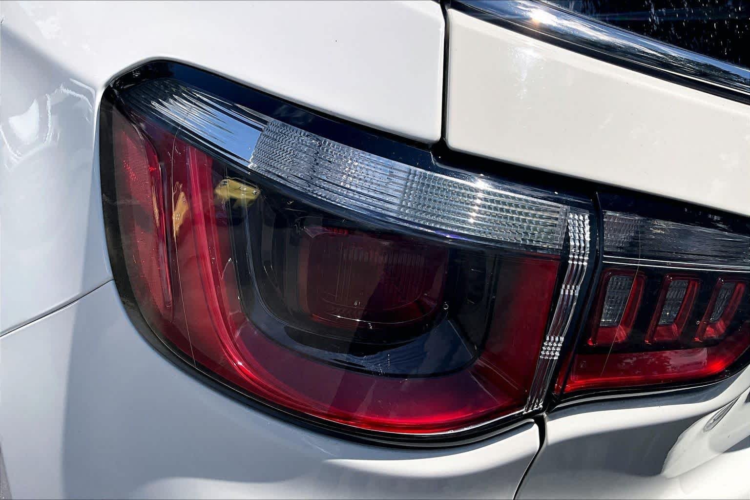 Used 2018 White Clearcoat Jeep Latitude image 29