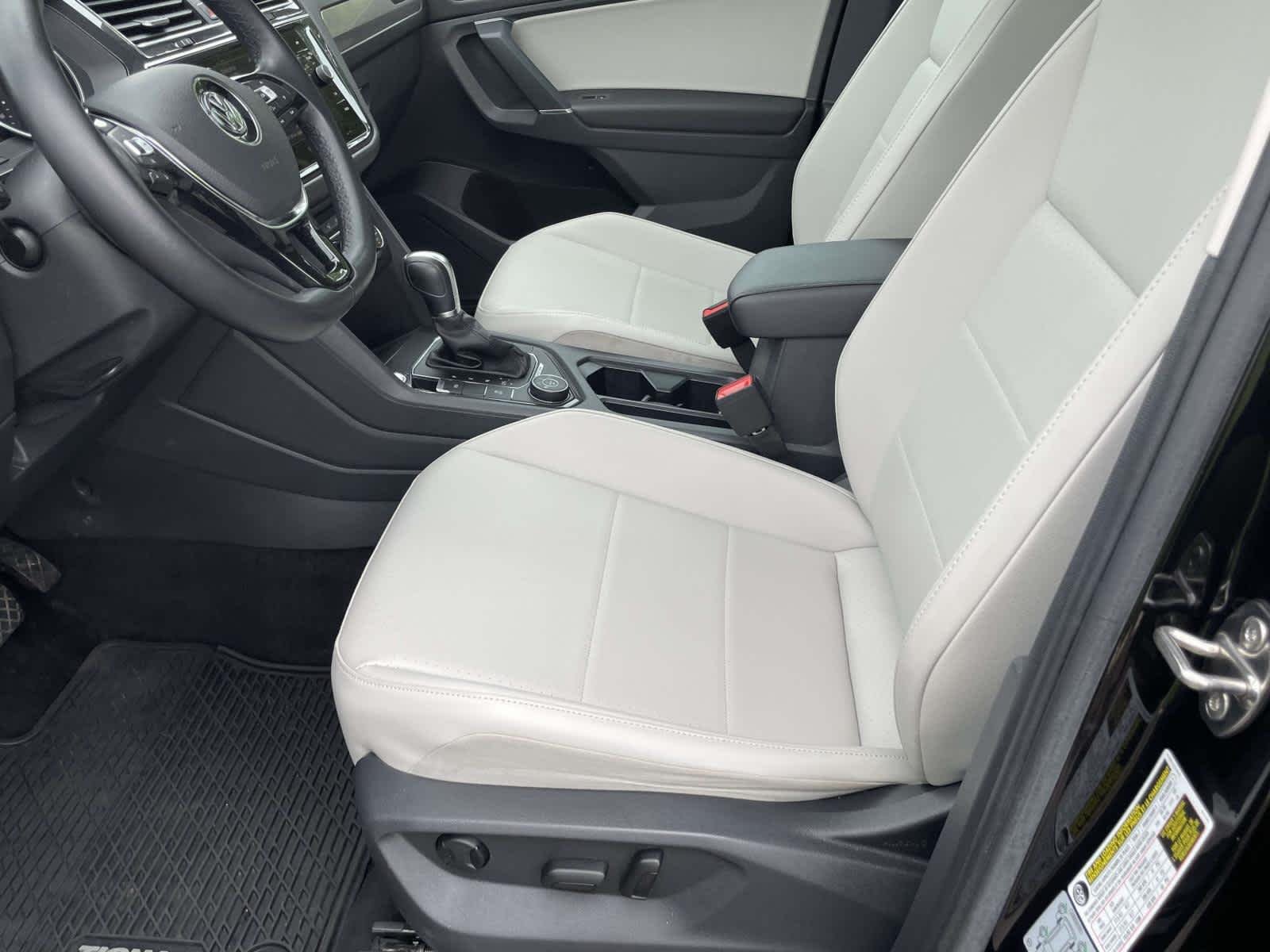 Used 2018 Deep Black Pearl Metallic Volkswagen SE image 15