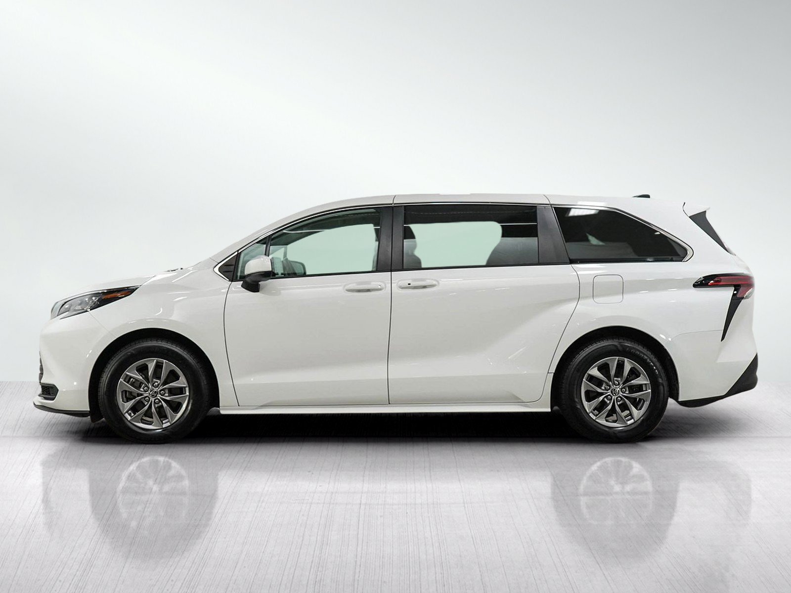 Used 2021 Toyota Sienna LE with VIN 5TDKSKFC7MS023620 for sale in Burnsville, Minnesota