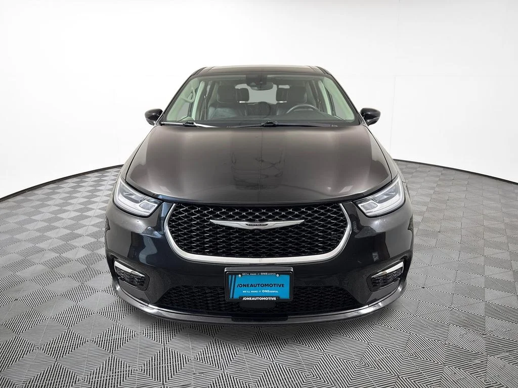 Used 2024 Black Chrysler Touring L image 3