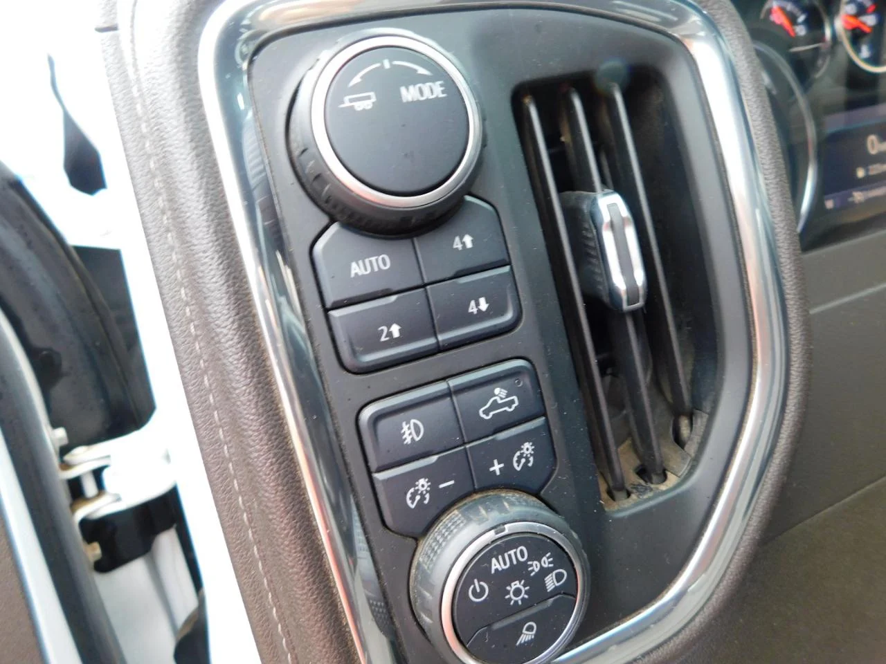 Used 2021 White Chevrolet 4WD CREW CAB 159 in LTZ image 34