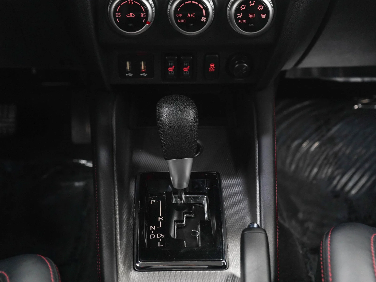 Used 2024 Blue Mitsubishi SE image 18