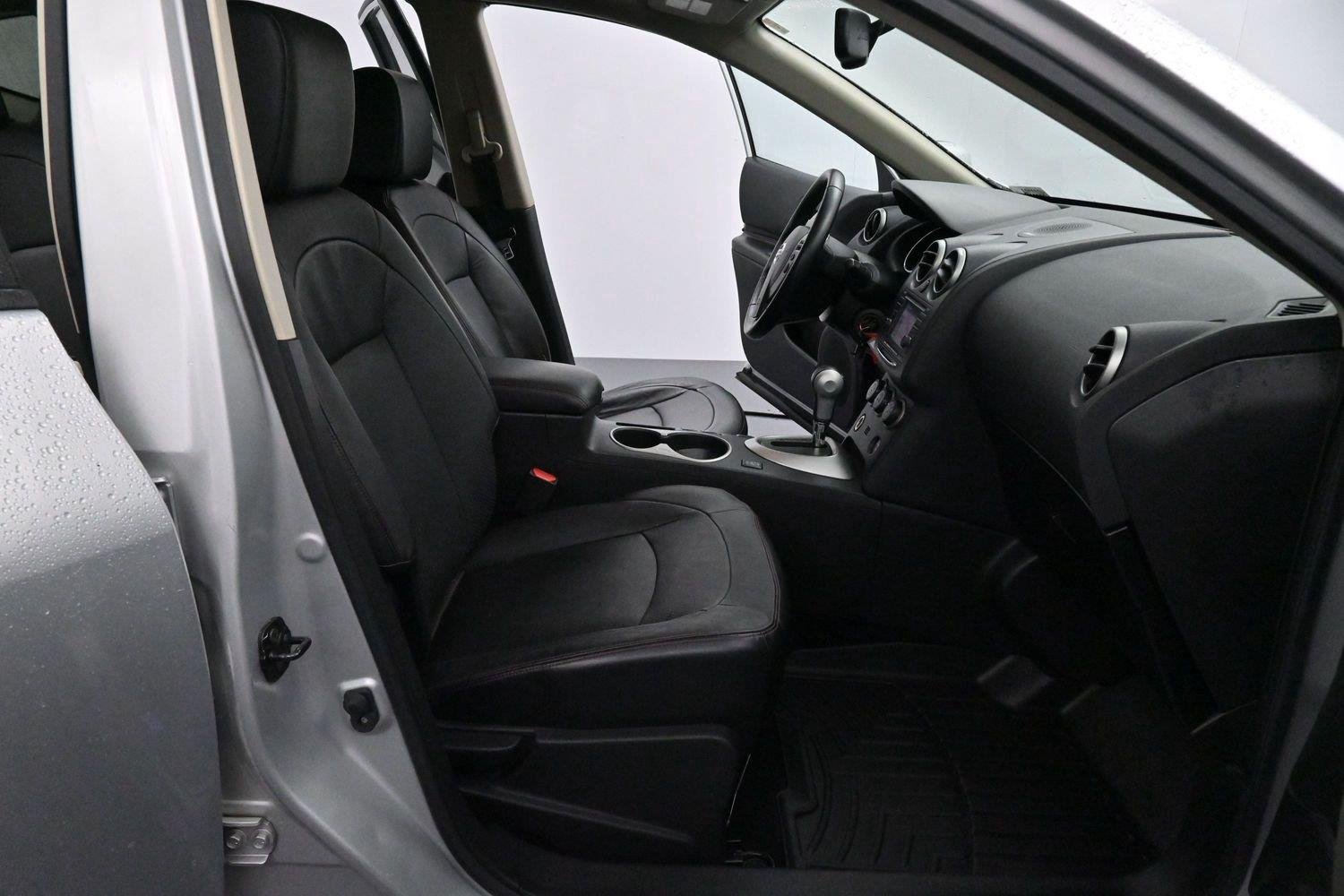 Used 2013 Brilliant Silver Nissan SL image 31