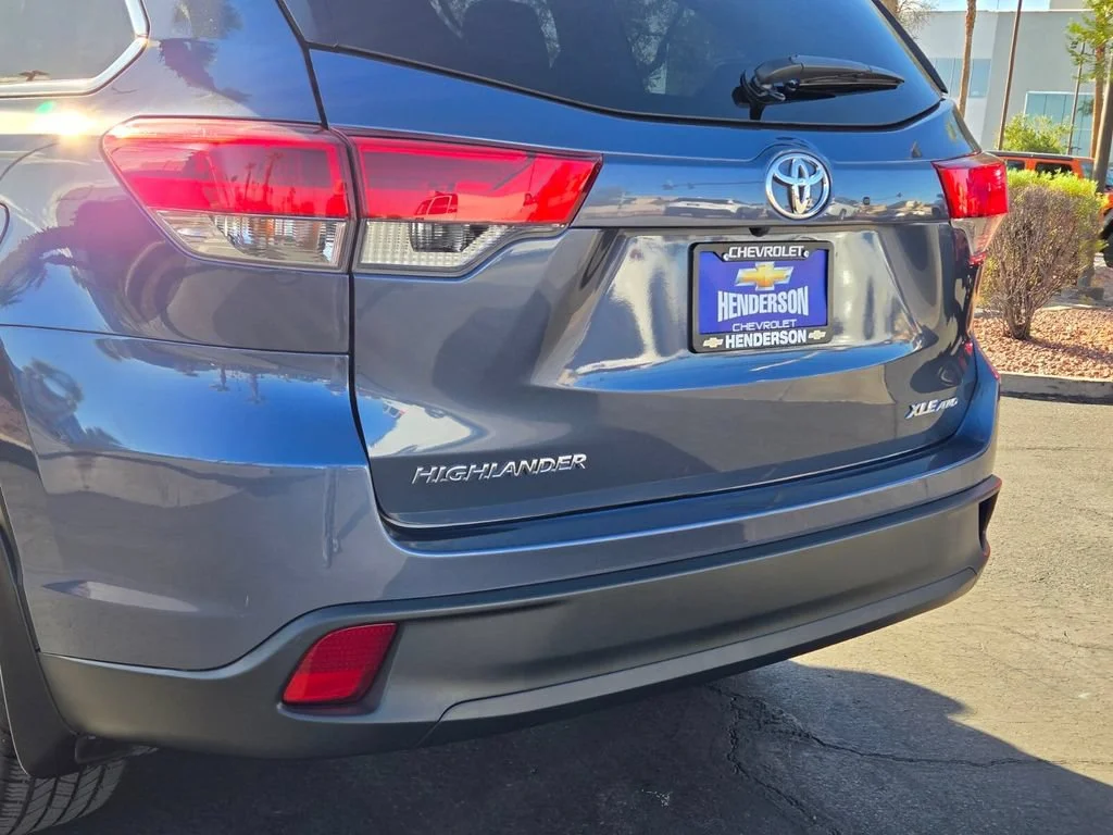 Used 2018 Shoreline Blue Pe Toyota SE image 5