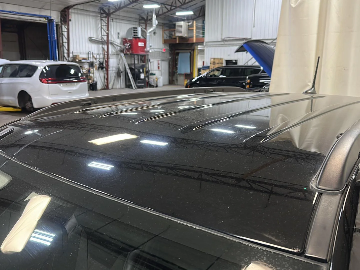 Used 2018 Laser Blue Pearlcoat Jeep Latitude image 9