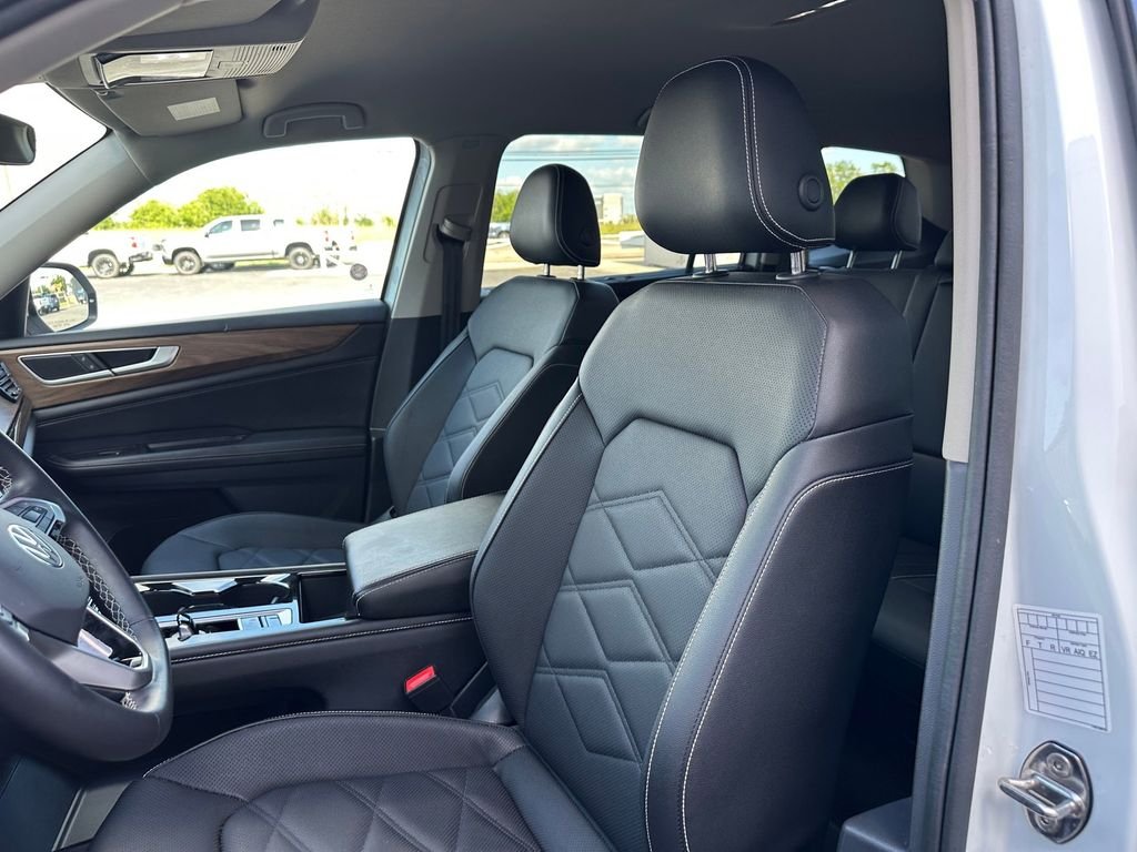 Used 2025  Volkswagen 2.0T SE w/Technology image 15