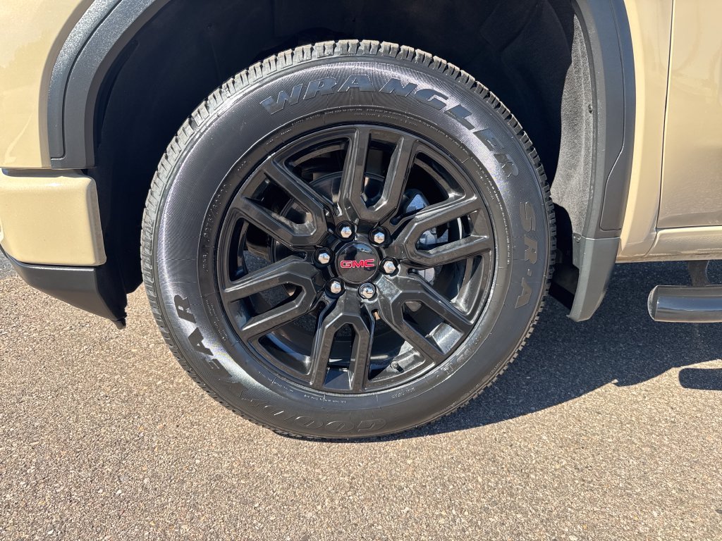 Used 2023 DESERT SAND METALLIC GMC Elevation image 26