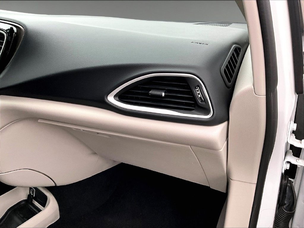 Used 2024 White Chrysler LX image 13