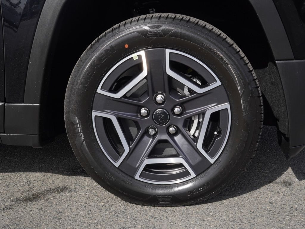 New 2026 Diamond Black Crystal Pearl-Coat Exterior Paint Jeep Limited image 9