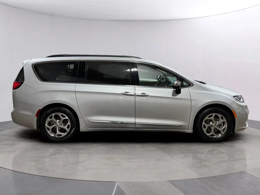 Used 2023 Silver Mist Clearcoat Chrysler Limited image 3