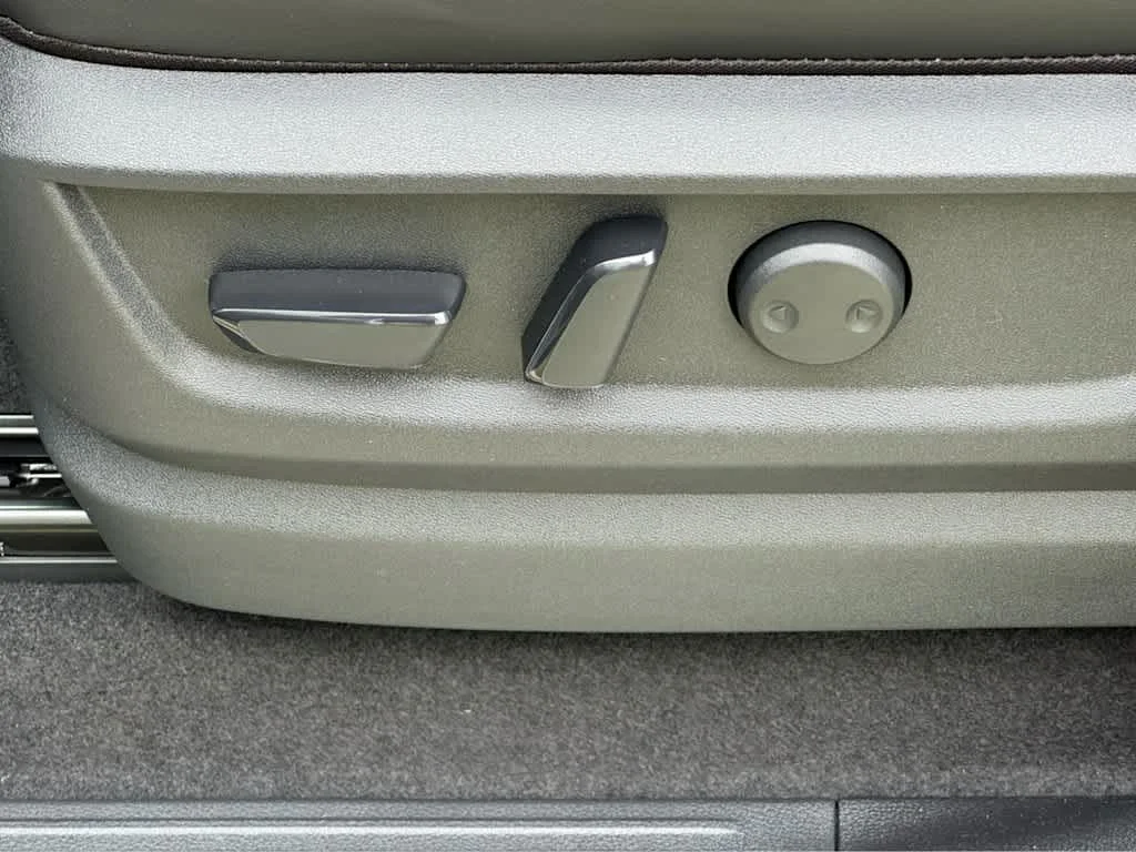 New 2026 RADIANT WHITE INFINITI Pure 2WD image 18