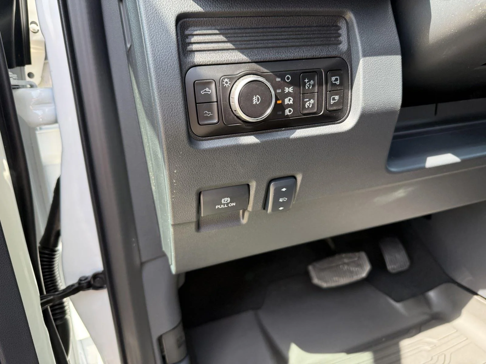 New 2026 Star White Metallic Tri-Coat Ford F-250® Platinum® image 17