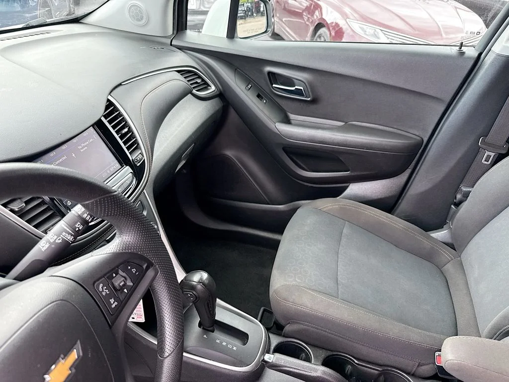 Used 2020 White Chevrolet LS image 25
