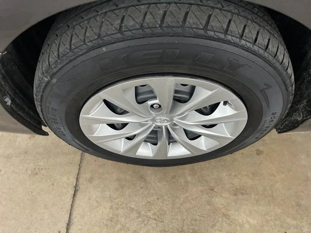 Used 2015 Gray Toyota LE image 8