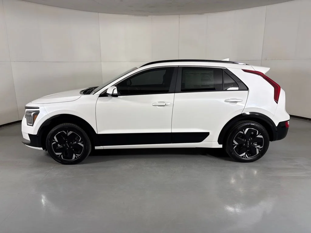 New 2026 Snow White Pearl Kia WIND image 5